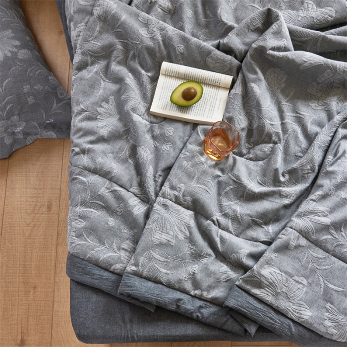 91家纺网 家纺一手货源 找家纺 安莱生活 2023新款双层纱大提花馥香夏被及夏被四件套 馥香-深灰