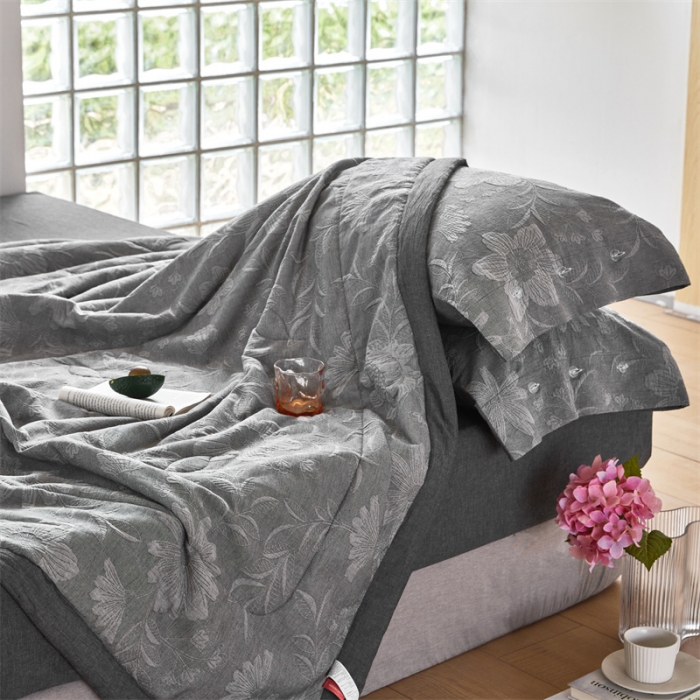 91家纺网 家纺一手货源 找家纺 安莱生活 2023新款双层纱大提花馥香夏被及夏被四件套 馥香-深灰