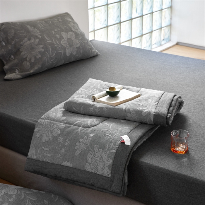 91家纺网 家纺一手货源 找家纺 安莱生活 2023新款双层纱大提花馥香夏被及夏被四件套 馥香-深灰