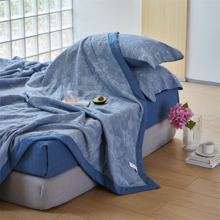 91家纺网 家纺一手货源 找家纺 安莱生活 2023新款双层纱大提花馥香夏被及夏被四件套 馥香-深蓝