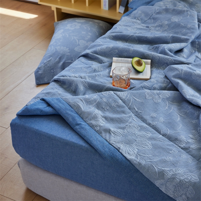 91家纺网 家纺一手货源 找家纺 安莱生活 2023新款双层纱大提花馥香夏被及夏被四件套 馥香-深蓝