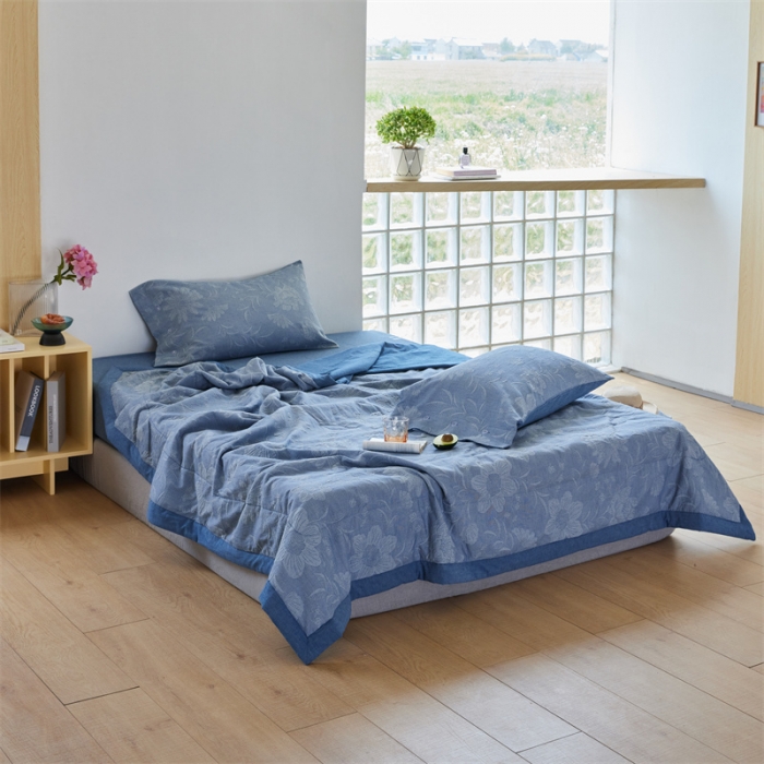 91家纺网 家纺一手货源 找家纺 安莱生活 2023新款双层纱大提花馥香夏被及夏被四件套 馥香-深蓝