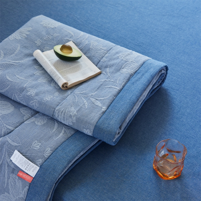 91家纺网 家纺一手货源 找家纺 安莱生活 2023新款双层纱大提花馥香夏被及夏被四件套 馥香-深蓝