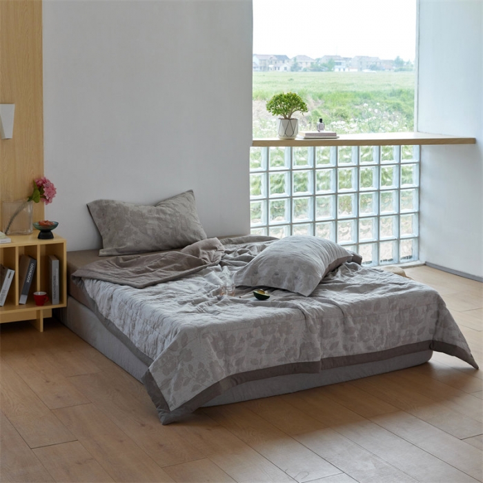 91家纺网 家纺一手货源 找家纺 安莱生活 2023新款双层纱大提花花都夏被及夏被四件套 花都-浅灰