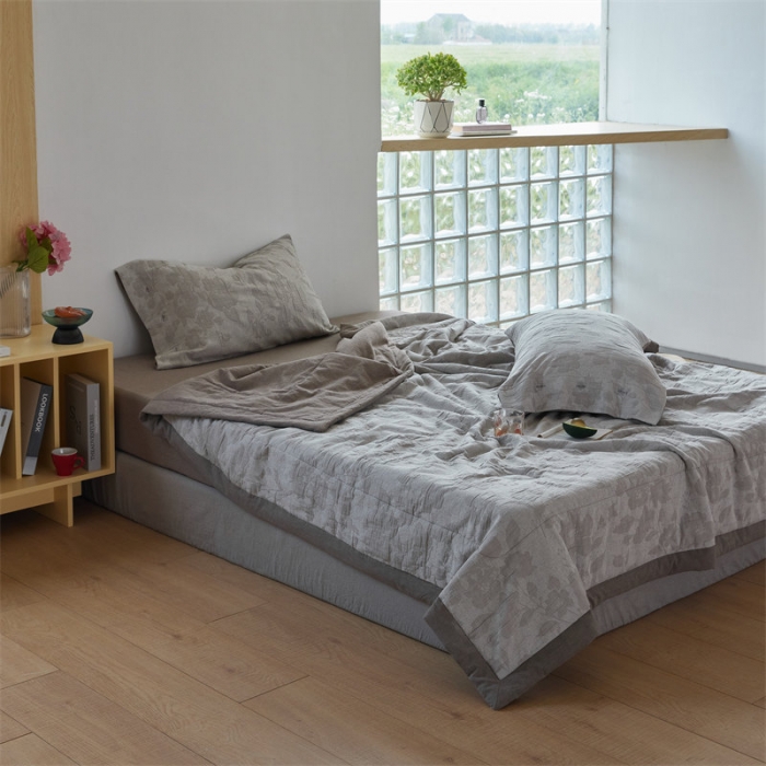 91家纺网 家纺一手货源 找家纺 安莱生活 2023新款双层纱大提花花都夏被及夏被四件套 花都-浅灰