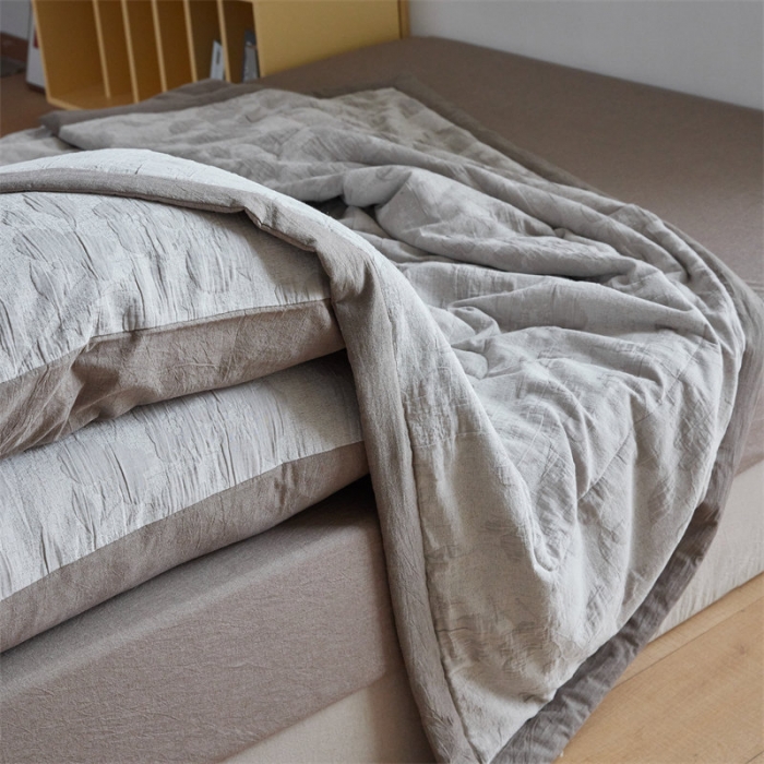 91家纺网 家纺一手货源 找家纺 安莱生活 2023新款双层纱大提花花都夏被及夏被四件套 花都-浅灰