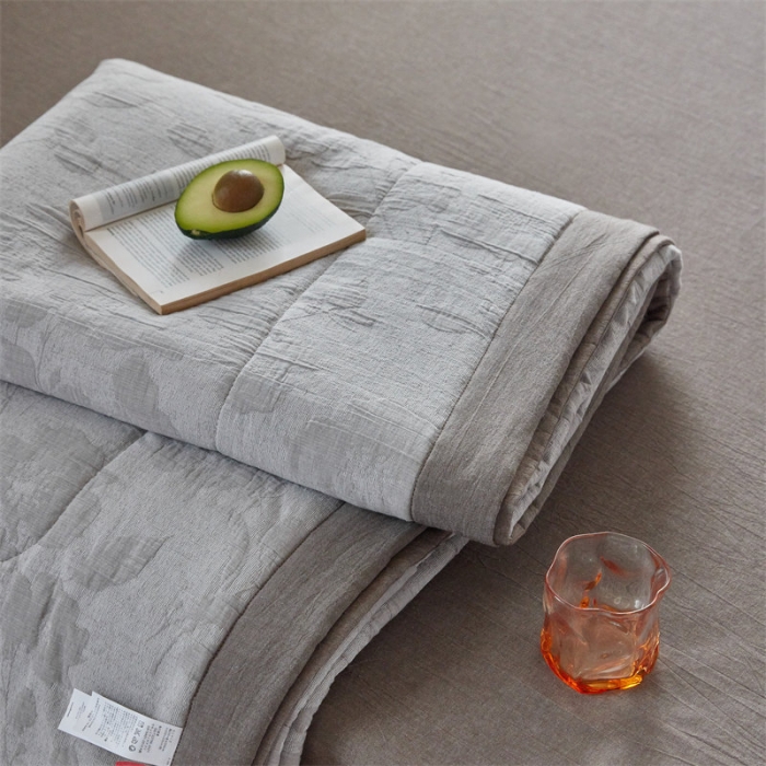 91家纺网 家纺一手货源 找家纺 安莱生活 2023新款双层纱大提花花都夏被及夏被四件套 花都-浅灰