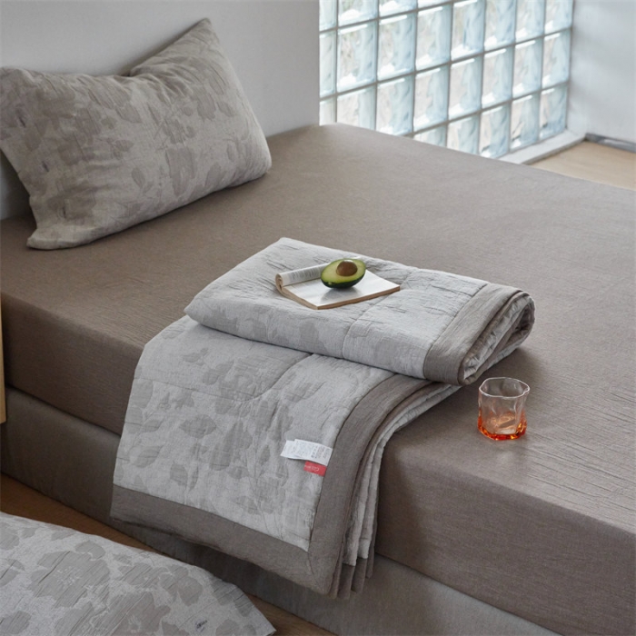 91家纺网 家纺一手货源 找家纺 安莱生活 2023新款双层纱大提花花都夏被及夏被四件套 花都-浅灰