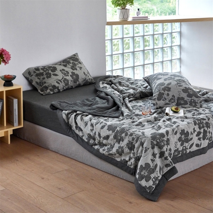 91家纺网 家纺一手货源 找家纺 安莱生活 2023新款双层纱大提花花都夏被及夏被四件套 花都-深灰