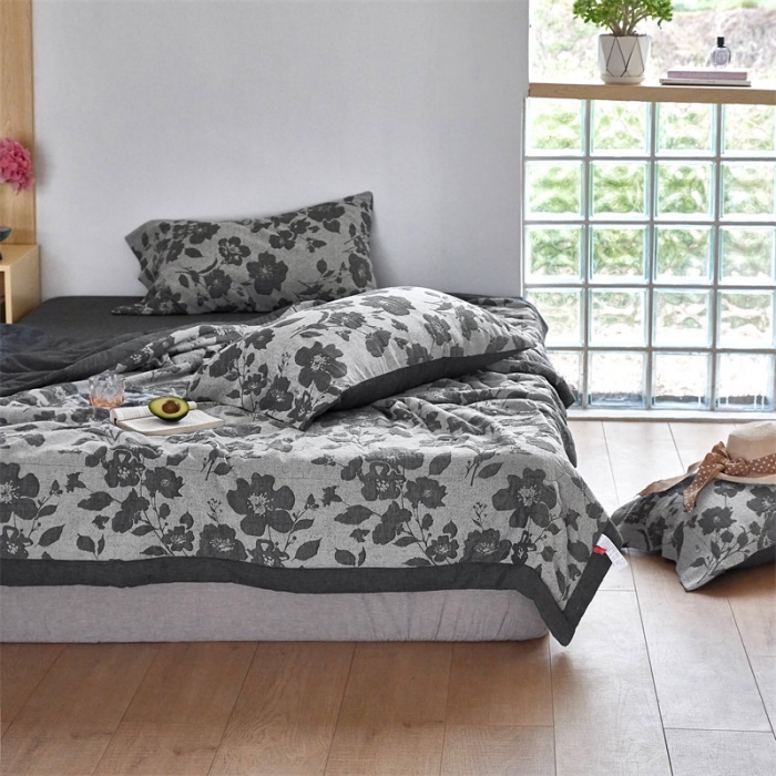 91家纺网 家纺一手货源 找家纺 安莱生活 2023新款双层纱大提花花都夏被及夏被四件套 花都-深灰