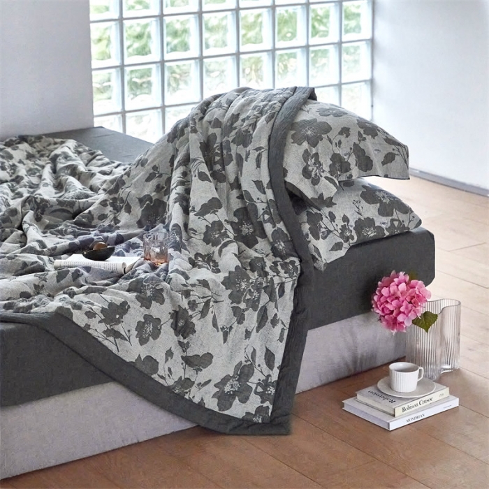 91家纺网 家纺一手货源 找家纺 安莱生活 2023新款双层纱大提花花都夏被及夏被四件套 花都-深灰