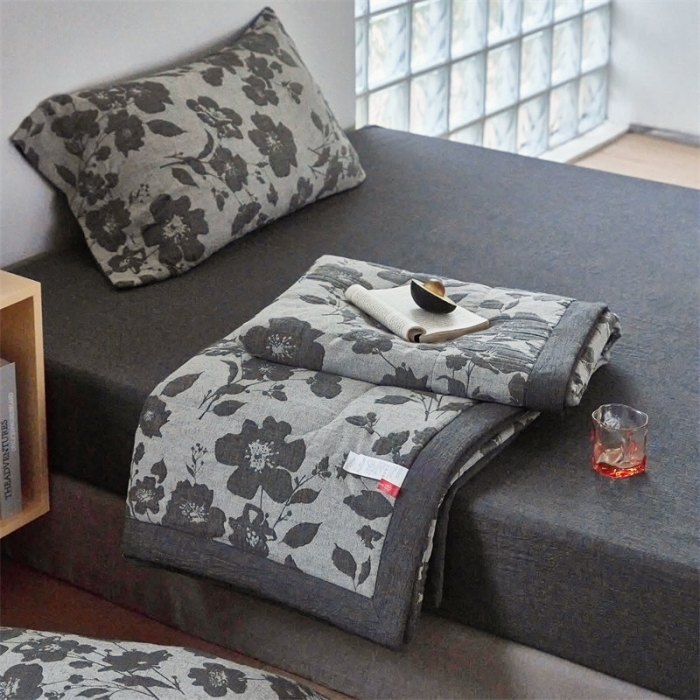 91家纺网 家纺一手货源 找家纺 安莱生活 2023新款双层纱大提花花都夏被及夏被四件套 花都-深灰