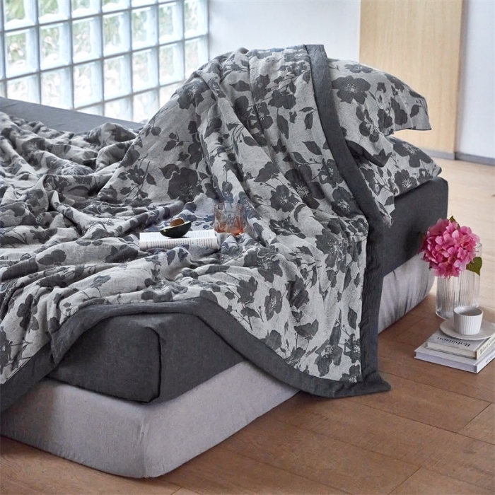 91家纺网 家纺一手货源 找家纺 安莱生活 2023新款双层纱大提花花都夏被及夏被四件套 花都-深灰