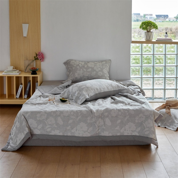 91家纺网 家纺一手货源 找家纺 安莱生活 2023新款双层纱大提花花都夏被及夏被四件套 花都-银灰