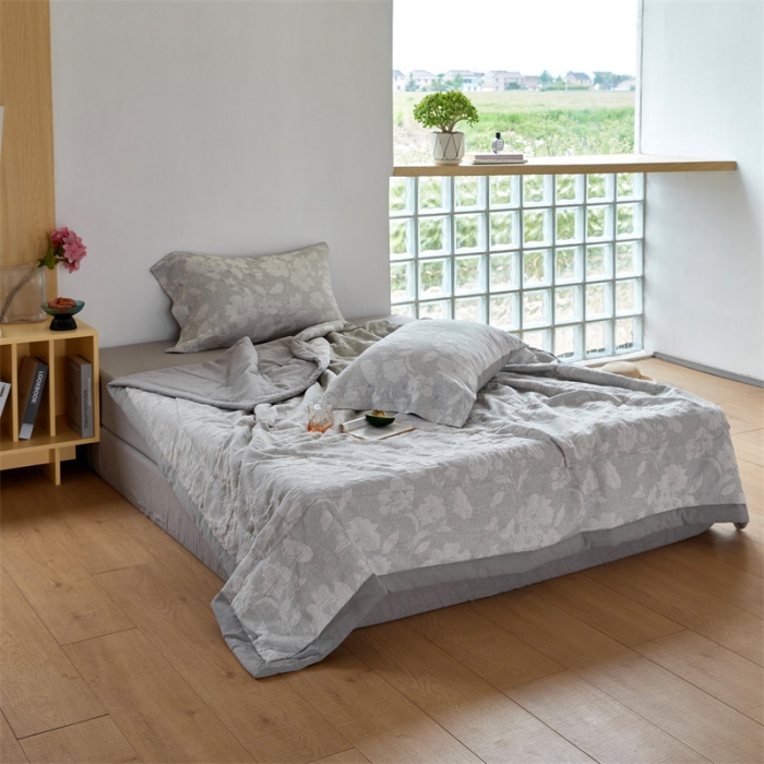 91家纺网 家纺一手货源 找家纺 安莱生活 2023新款双层纱大提花花都夏被及夏被四件套 花都-银灰