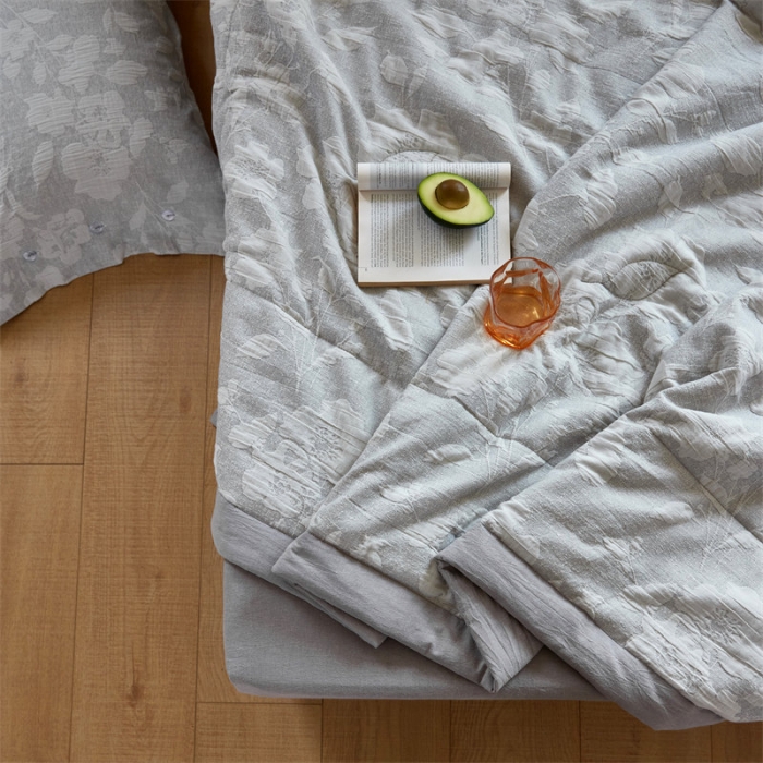 91家纺网 家纺一手货源 找家纺 安莱生活 2023新款双层纱大提花花都夏被及夏被四件套 花都-银灰