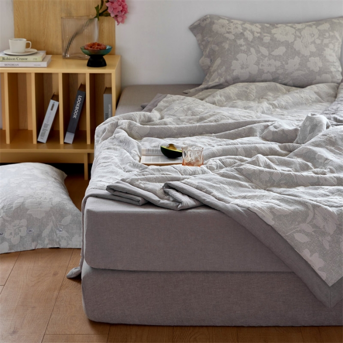 91家纺网 家纺一手货源 找家纺 安莱生活 2023新款双层纱大提花花都夏被及夏被四件套 花都-银灰