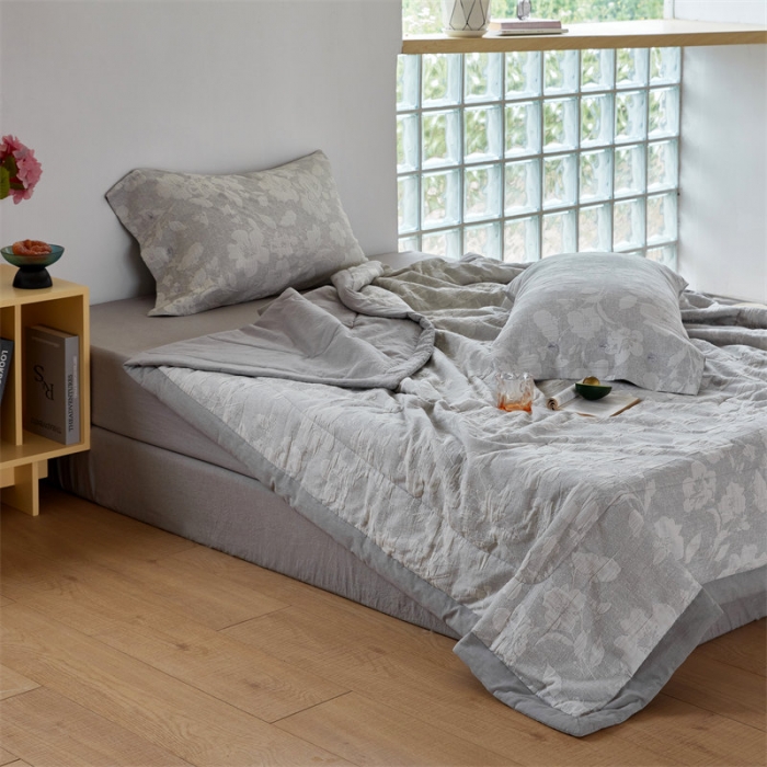 91家纺网 家纺一手货源 找家纺 安莱生活 2023新款双层纱大提花花都夏被及夏被四件套 花都-银灰