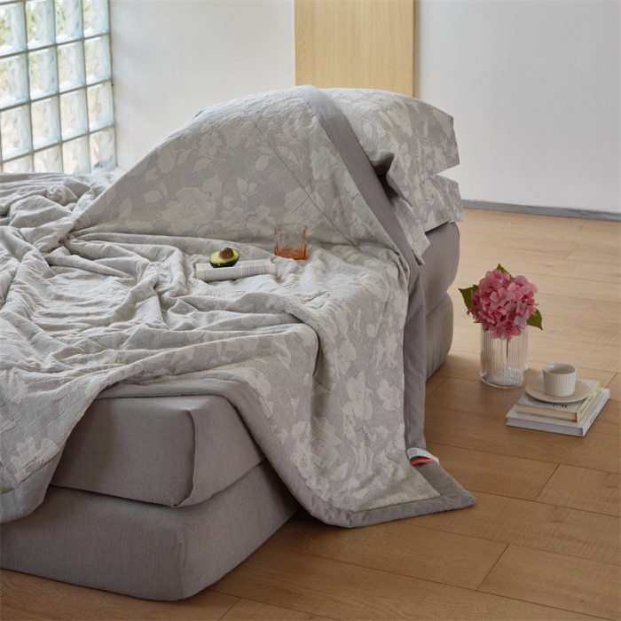 91家纺网 家纺一手货源 找家纺 安莱生活 2023新款双层纱大提花花都夏被及夏被四件套 花都-银灰