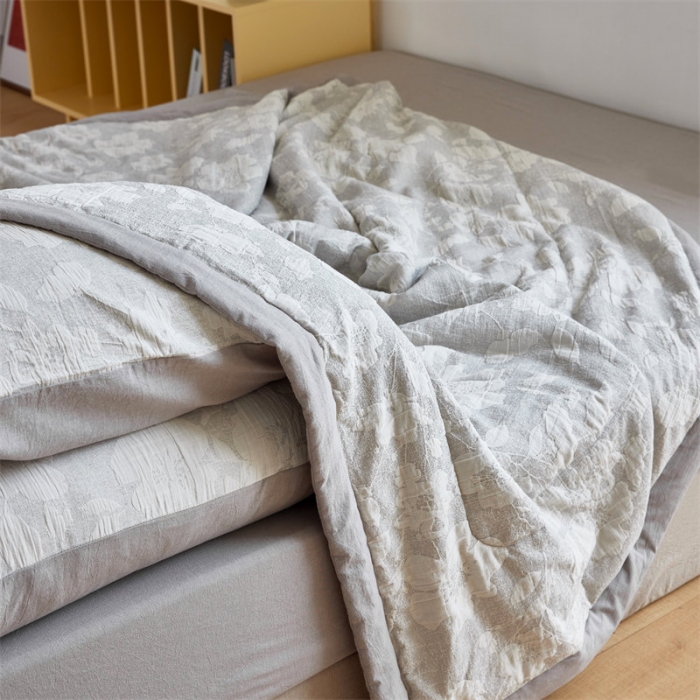 91家纺网 家纺一手货源 找家纺 安莱生活 2023新款双层纱大提花花都夏被及夏被四件套 花都-银灰
