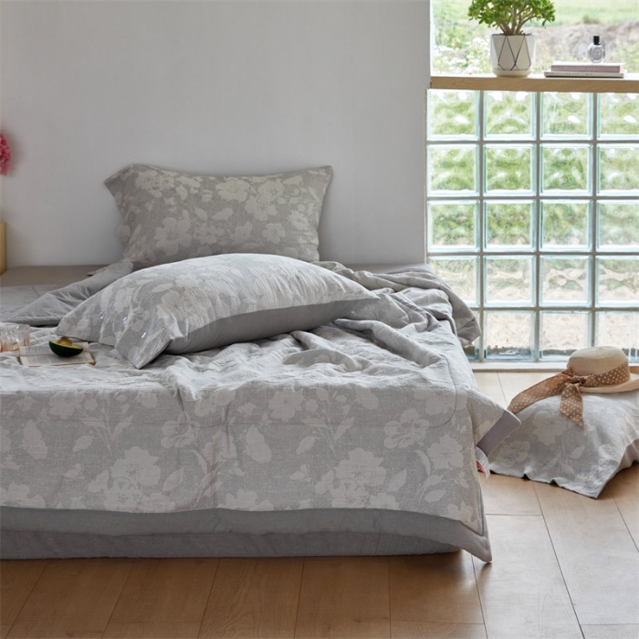 91家纺网 家纺一手货源 找家纺 安莱生活 2023新款双层纱大提花花都夏被及夏被四件套 花都-银灰