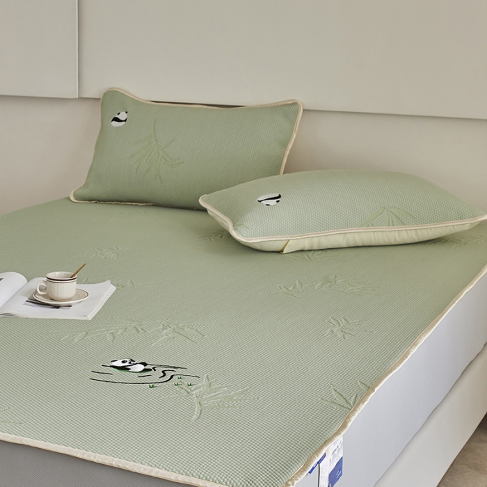 91家纺网 家纺一手货源 找家纺 （总）千朵森 2024新款熊猫绣花款冰感丝凉席三件套