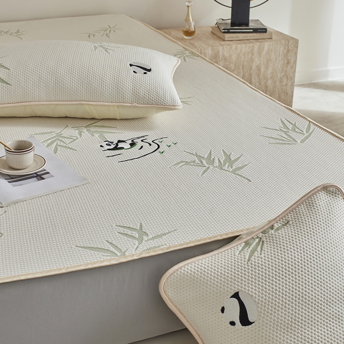 91家纺网 家纺一手货源 找家纺 千朵森 2024新款熊猫绣花款冰感丝凉席三件套 绿野仙踪-浅米黄