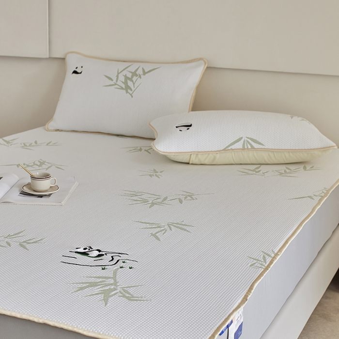 91家纺网 家纺一手货源 找家纺 千朵森 2024新款熊猫绣花款冰感丝凉席三件套 绿野仙踪-象牙白