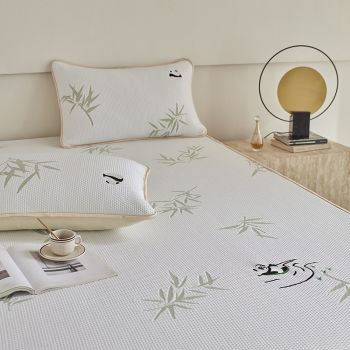 91家纺网 家纺一手货源 找家纺 千朵森 2024新款熊猫绣花款冰感丝凉席三件套 绿野仙踪-象牙白