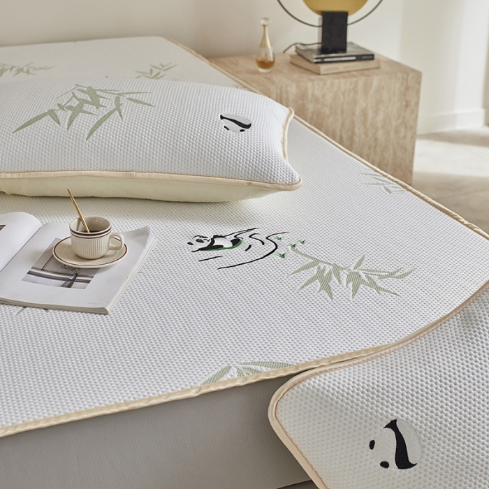 91家纺网 家纺一手货源 找家纺 千朵森 2024新款熊猫绣花款冰感丝凉席三件套 绿野仙踪-象牙白