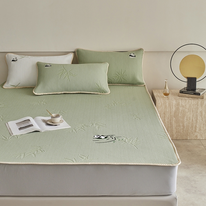 91家纺网 家纺一手货源 找家纺 千朵森 2024新款熊猫绣花款冰感丝凉席三件套 绿野仙踪-竹叶青