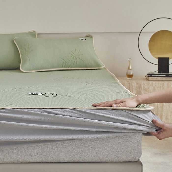 91家纺网 家纺一手货源 找家纺 千朵森 2024新款熊猫绣花款冰感丝凉席三件套 绿野仙踪-竹叶青