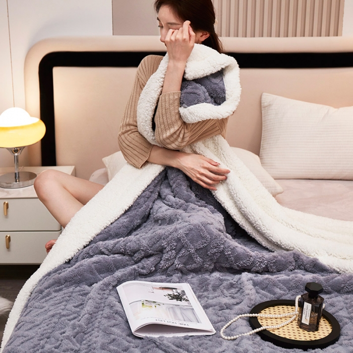 91家纺网 家纺一手货源 找家纺 肖恩 2025秋冬新款塔芙绒羊羔绒毛毯 雾霾蓝