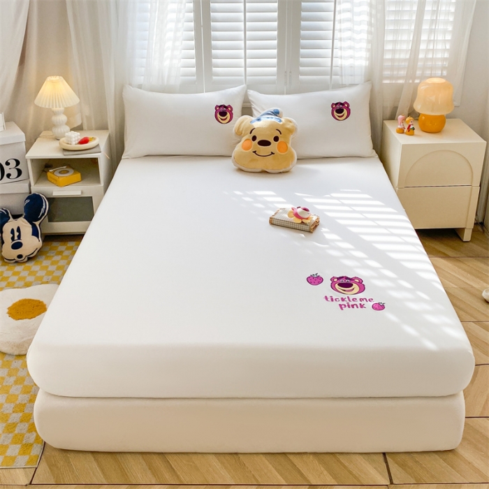 91家纺网 家纺一手货源 找家纺 鑫钰 2023新款A类全棉升级迪士尼系列床笠 草莓熊