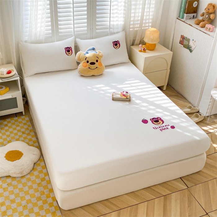 91家纺网 家纺一手货源 找家纺 鑫钰 2023新款A类全棉升级迪士尼系列床笠 草莓熊