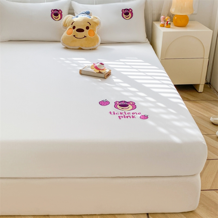 91家纺网 家纺一手货源 找家纺 鑫钰 2023新款A类全棉升级迪士尼系列床笠 草莓熊