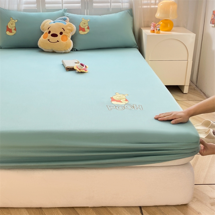 91家纺网 家纺一手货源 找家纺 鑫钰 2023新款A类全棉升级迪士尼系列床笠 小熊维尼