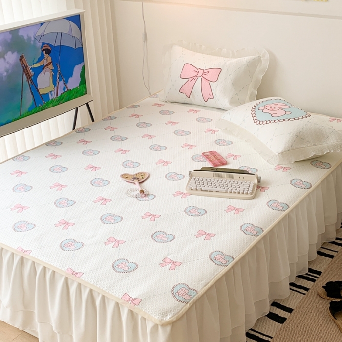 91家纺网 家纺一手货源 找家纺 昔可家纺 2023新款双层雪纺纱花边床裙款凉感软席 爱心蝴蝶结兔