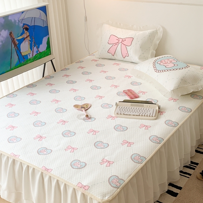 91家纺网 家纺一手货源 找家纺 昔可家纺 2023新款双层雪纺纱花边床裙款凉感软席 爱心蝴蝶结兔