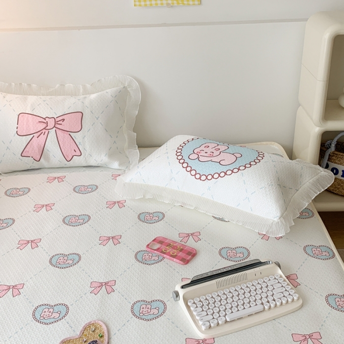 91家纺网 家纺一手货源 找家纺 昔可家纺 2023新款双层雪纺纱花边床裙款凉感软席 爱心蝴蝶结兔