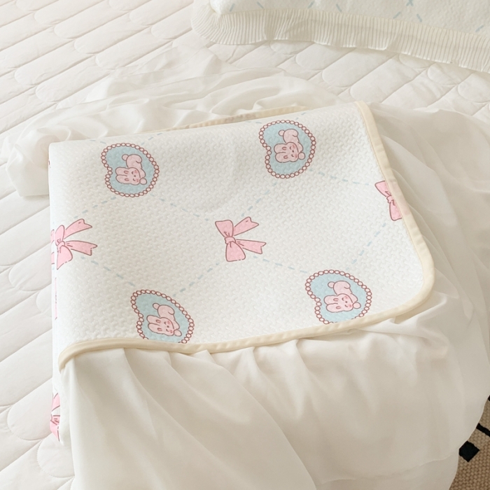 91家纺网 家纺一手货源 找家纺 昔可家纺 2023新款双层雪纺纱花边床裙款凉感软席 爱心蝴蝶结兔