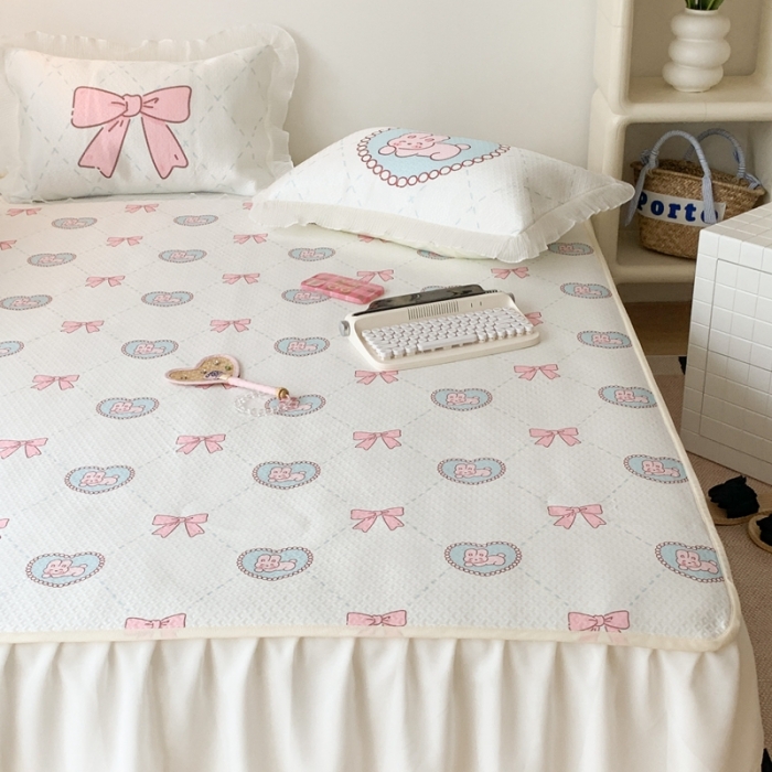 91家纺网 家纺一手货源 找家纺 昔可家纺 2023新款双层雪纺纱花边床裙款凉感软席 爱心蝴蝶结兔