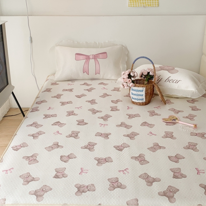 91家纺网 家纺一手货源 找家纺 昔可家纺 2023新款双层雪纺纱花边床裙款凉感软席 蝴蝶结小熊