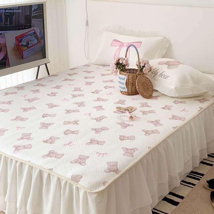 91家纺网 家纺一手货源 找家纺 昔可家纺 2023新款双层雪纺纱花边床裙款凉感软席 蝴蝶结小熊