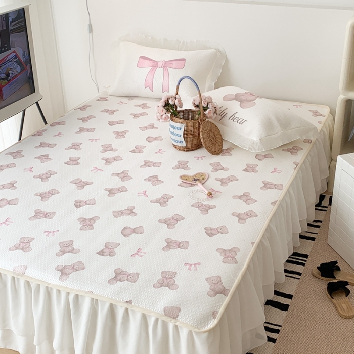 91家纺网 家纺一手货源 找家纺 昔可家纺 2023新款双层雪纺纱花边床裙款凉感软席 蝴蝶结小熊