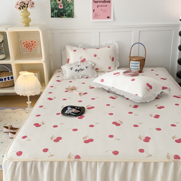 91家纺网 家纺一手货源 找家纺 昔可家纺 2023新款双层雪纺纱花边床裙款凉感软席 微醺小樱桃