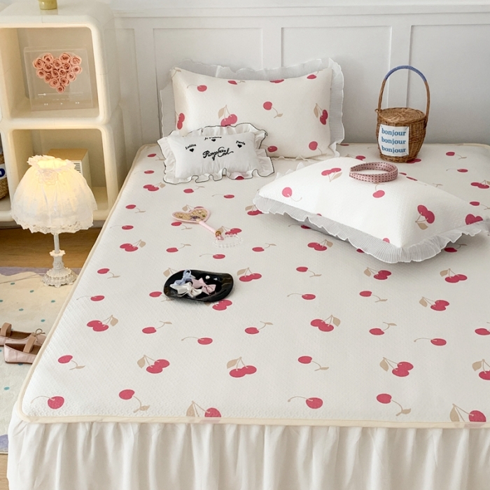 91家纺网 家纺一手货源 找家纺 昔可家纺 2023新款双层雪纺纱花边床裙款凉感软席 微醺小樱桃