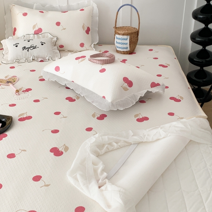 91家纺网 家纺一手货源 找家纺 昔可家纺 2023新款双层雪纺纱花边床裙款凉感软席 微醺小樱桃