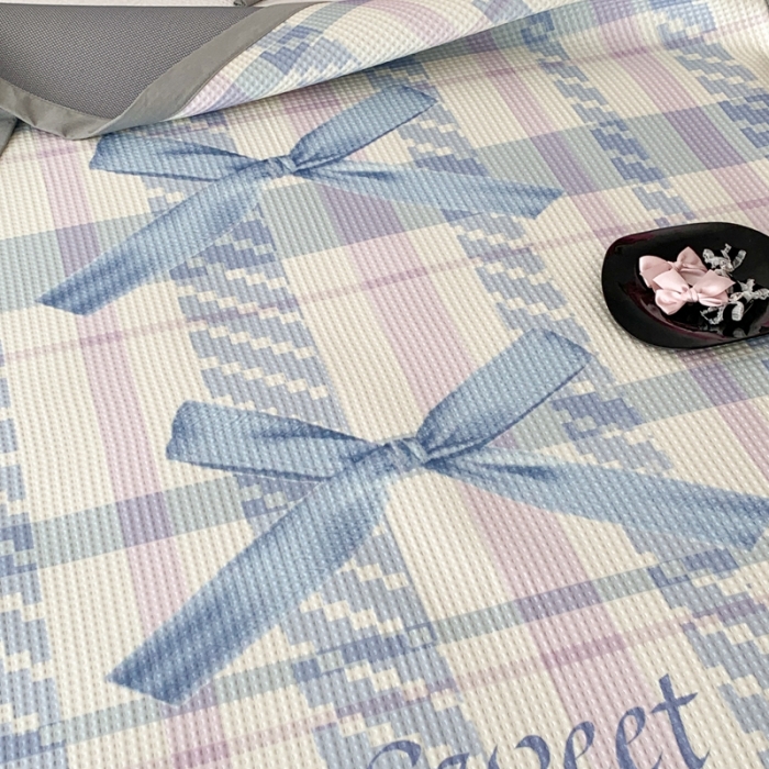 91家纺网 家纺一手货源 找家纺 昔可家纺 2023新款高克重加厚华夫格凉感软席 蓝色甜美丝带