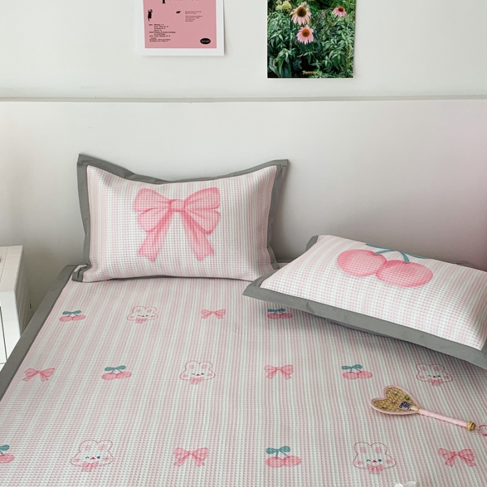 91家纺网 家纺一手货源 找家纺 昔可家纺 2023新款高克重加厚华夫格凉感软席 樱桃蝴蝶结兔